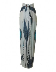 sarong als sjaal dragen, hoe een sarong te dragen, sarong met figuren,